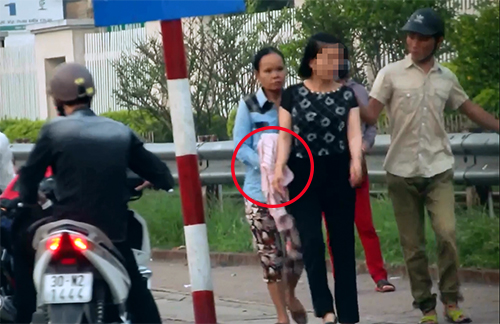 'Nữ quái' dàn cảnh móc điện thoại ở bệnh viện Bạch Mai bị bắt