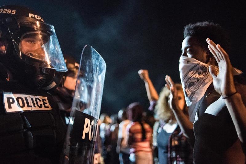 Người biểu tình ở thành phố Charlotte, bang North Carolina (Mỹ), đối mặt với lực lượng cảnh sát ngày 21/9. Những cuộc biểu tình phát sinh sau vụ công dân da đen Keith Lamont Scott bị một cảnh sát da trắng bắn chết. Căng thẳng sắc tộc trở và lối hành xử của cảnh sát là một trong những vấn đề nghiêm trọng hơn ở Mỹ trong năm qua.