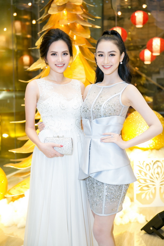 Trong khi Hoa hậu Đông Nam Á Diệu Linh diện bộ váy trắng thướt tha của Nhà thiết kế Lê Thanh Hòa, thì Hà Thu chọn bộ váy ngắn với chi tiết eo tinh tế của Nhà thiết kế Châu Phạm.