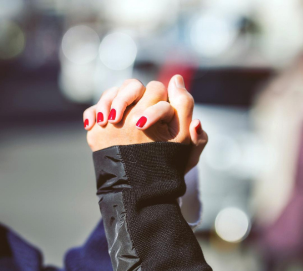 Hình ảnh lãng mạn tay nắm tay đi dạo dưới tiết trời lãng mạn của Nhật cũng khiến nhiều người đặc biệt là bạn bè của Ngọc Trinh mừng và vui cho cô. Bởi cô cũng đã chia tay bạn trai lâu năm được 8 tháng nay.