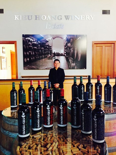 Năm 2014, ông Kiều mở rộng lĩnh vực kinh doanh sang rượu vang bởi ông coi nho như là một loại thực phẩm tăng cường sức khỏe. Ông mua lại nhà máy rượu Michael Mondavi Family vào tháng 6-2014 và tổ chức lễ khai trương linh đình vào tháng 11-2014. Để mở rộng kinh doanh mặt hàng rượu nho, ông Kiều đã mua lại một khu vườn nho ở thung lũng Napa (California, Mỹ).
