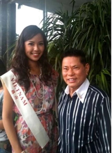 Ông Hoàng Kiều bên người đẹp Nguyễn Ngọc Kiều Khanh tại cuộc thi Hoa hậu Thế giới 2010 tại Hải Nam, Trung Quốc.