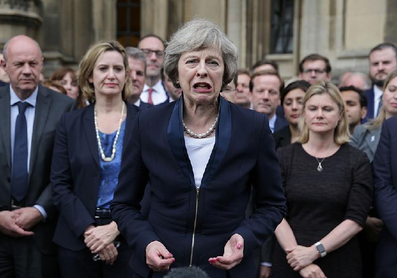 Bà Theresa May phát biểu trước báo giới tại cổng St Stephen vào cung điện Westminster, London ngày 11/7, vài ngày trước khi bà chính thức nhậm chức thủ tướng Anh. Nữ thủ tướng 59 tuổi nổi tiếng với sự nghiêm túc và cần mẫn. Bà cũng là người phụ nữ hiếm hoi lên tới đỉnh cao trong chính trường nước Anh vốn luôn bị đàn ông chi phối. Ảnh: 