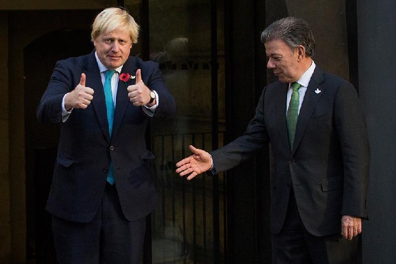 Ngoại trưởng Anh Boris Johnson (trái) làm Tổng thống Colombia Juan Manuel Santos (phải) bắt tay trượt. Ông Boris Johnson đảm trách cương vị Ngoại trưởng Anh không lâu sau khi nữ Thủ tướng Theresa May nhậm chức. Chính trị gia dẫn đầu chiến dịch Brexit này từng khiến người ủng hộ thất vọng khi rút khỏi cuộc đua đến ghế thủ tướng Anh vào phút chót. Ảnh: 