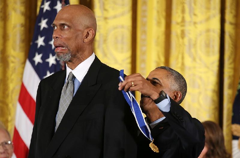 Tổng thống Mỹ Barack Obama trao giải thưởng Huân chương Tự do cho ngôi sao bóng rổ Kareem Abdul-Jabbar (trái) tại Phòng Đông của Tòa Bạch Ốc cuối tháng 11. Ảnh: Reuters.