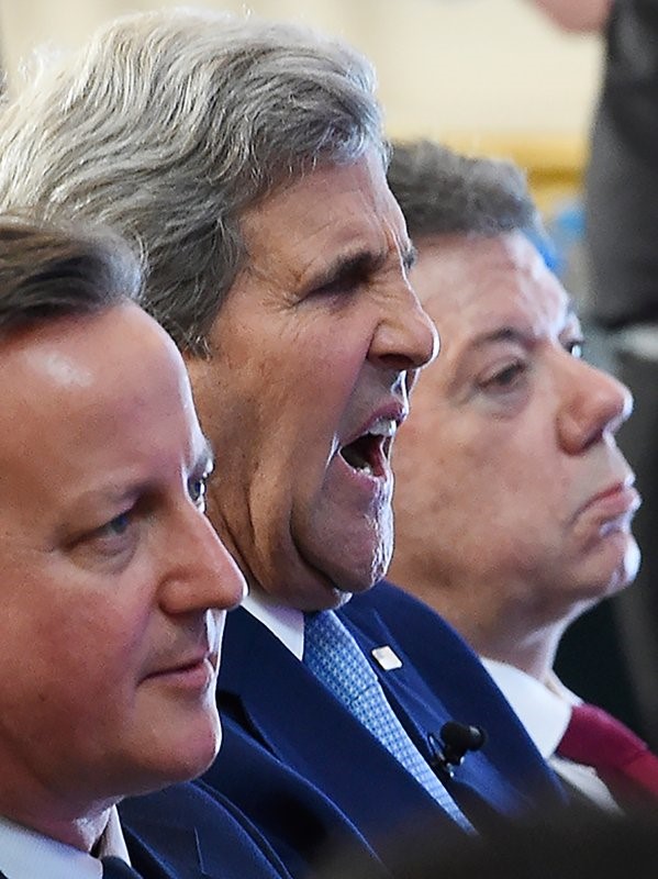 Cái ngáp của Ngoại trưởng Mỹ John Kerry lúc ngồi cạnh cựu Thủ tướng Anh David Cameron. Ảnh: 