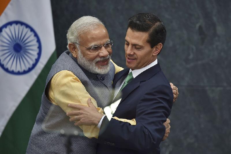 Màn chào đón Tổng thống Mexico Enrique Pena Nieto của Thủ tướng Ấn Độ Narendra Modi. Ảnh: 