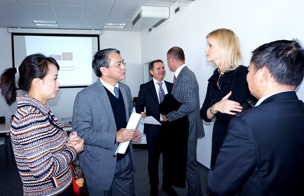 Chủ tịch HĐTV VNPT Trần Mạnh Hùng trao đổi với doanh nghiệp Slovakia. Ảnh: Vietnamnet