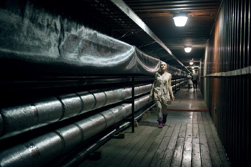 Một đường hầm dài 900m kết nối giữa khu nhà ở và khu làm việc. Đường hầm được làm ấm bằng nhiệt độ tỏa ra từ việc xử lý quặng, giúp công nhân tránh được cái lạnh bên ngoài.