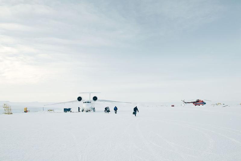 Nếu vào mùa đông, nhu yếu phẩm cung cấp cho khu mỏ có thể được vận chuyển bằng đường bộ trên mặt băng. Vào các thời gian khác trong năm, cách duy nhất để đến Kupol là bằng máy bay trực thăng hoặc cánh cố định. Thông thường, nhu yếu phẩm phải được đặt trước 2 năm. 