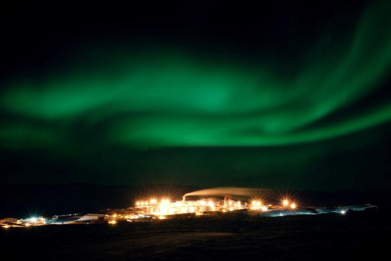 Khu mỏ héo lánh trở nên lung linh trong ánh đèn điện và cực quang trên bầu trời vùng cực bắc.