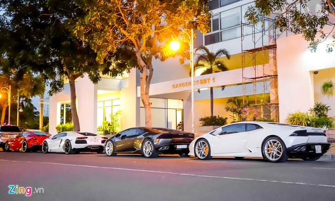 Dàn siêu xe trị giá 70 tỷ đồng xếp hàng dài trên khu phố nhà giàu tại quận 7, TP.HCM. Trong số này có tới 3 chiếc Lamborghini nhập khẩu chính hãng, mới 100%.