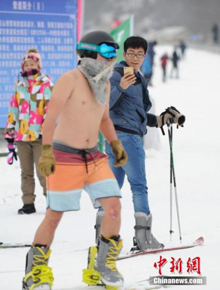 Cởi trần trượt tuyết