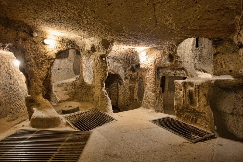 Tất cả các công trình này đều được tạc từ đá ngầm. Ngoài ra, Derinkuyu còn có một hệ thống an ninh khổng lồ, bao gồm các cánh cửa đá lăn, được dùng để khóa kín thành phố từ bên trong. Ảnh: 