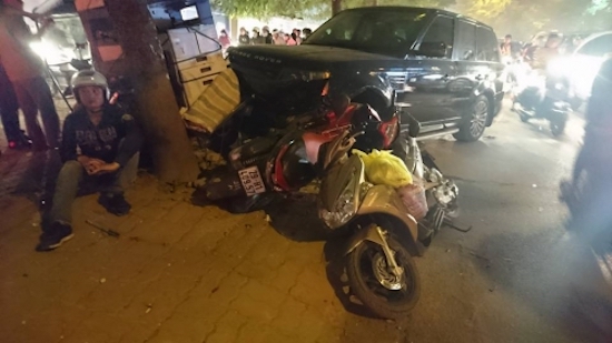 Hà Nội: Xe Range Rover tông liên hoàn, 3 người bị thương