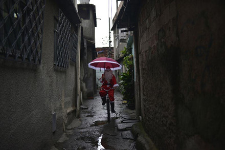 Ông già Noel đi xe đạp phát quà cho các trẻ em tại Rio de Janeiro, Brazil vào ngày 17.12.