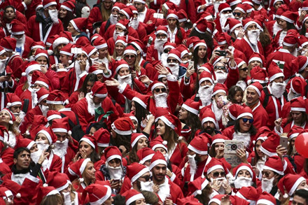 Hàng ngàn ông già, bà già Noel tham gia cuộc chạy Santa Run ở Athens, Hy Lạp, vào 4.12.