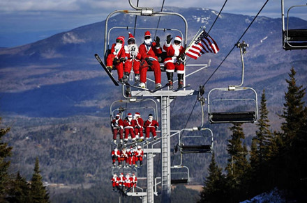 Những người trượt tuyết Sunday River ở Newry, Maine ăn mặc như những ông già Noel.
