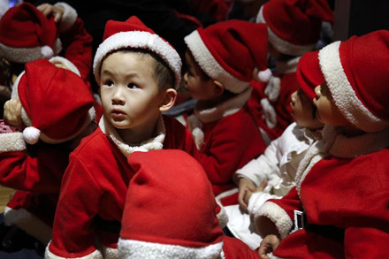Trẻ em mẫu giáo mặc trang phục ông già Noel ở Bắc Kinh. 
