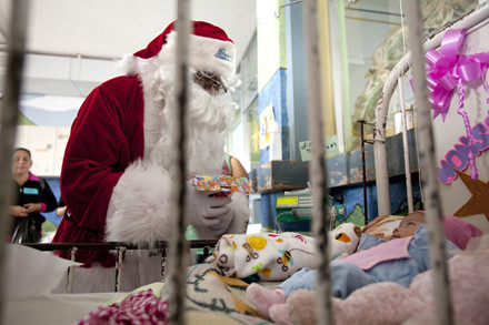 Ông già Noel đến thăm một đứa trẻ bị bệnh tại Bệnh viện San Juan de Dios ở Guatemala City.
