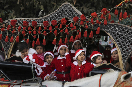 Trẻ em Christian Pakistan ăn mặc như ông già Noel ở Lahore, Pakistan, vào ngày 17/12