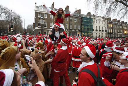 Hàng ngàn ông già Noel tham gia vào các sự kiện Santacon tại London, Anh.