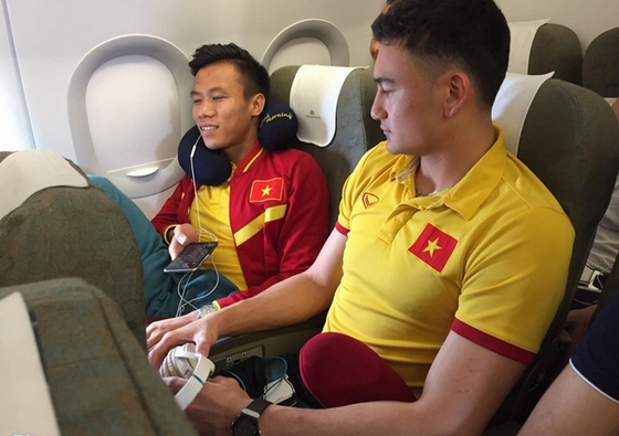 Đội tuyển Việt Nam trên đường đến Indonesia dự bán kết lượt đi AFF Cup 2016. Ảnh: Tùng Lê.