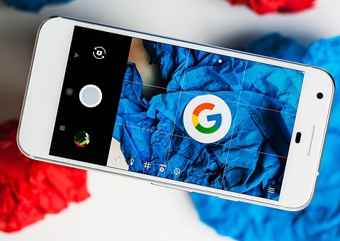 Google Pixel/Pixel XL. Google đã công bố trong lễ ra mắt 2 siêu phẩm điện thoại thông minh của mình (Pixel và Pixel XL) rằng đây là điện thoại chụp ảnh tốt nhất từng được thiết kế và đó là sự thật. Pixel và Pixel XL, cùng với Galaxy S7 và S7 Edge, chia sẻ vị trí đầu bảng những mô hình smartphone tốt nhất trong lĩnh vực chụp ảnh. Pixel được trang bị máy ảnh chính 12,3 megapixel với tốc độ chụp rất nhanh và ảnh chụp sắc nét và sáng hơn so với các đối thủ cạnh tranh. Pixel không cung cấp ổn định quang học. Ở phía trước, Pixel có máy ảnh 8 megapixel với độ mở f/2.4, chế độ chụp laser và flash kép. Nhược điểm lớn nhất của smartphone này là ứng dụng máy ảnh khá đơn giản.