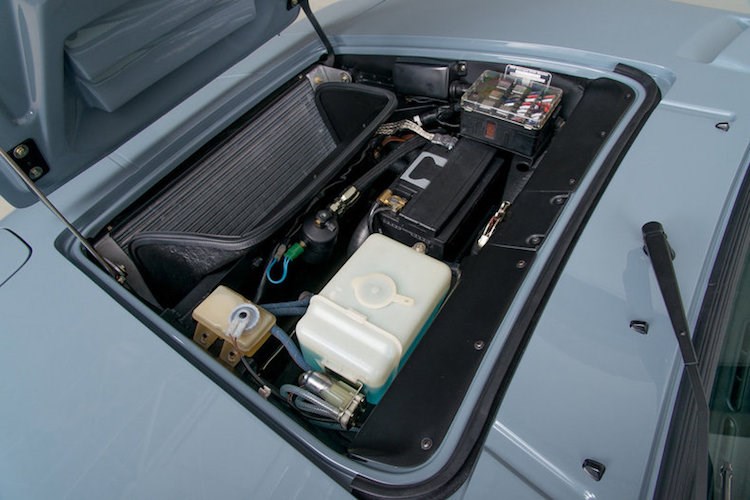 Là một chiếc siêu xe đặt giữa, tuy nhiên M1 Procar lại không có khoang hành lý đặt phía trước. Thay vào đó, đây là vị trí của ắc quy, hệ thống điện, bình nước rửa kính cùng dàn tản nhiệt. 