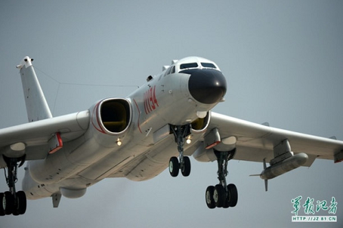 Cải tiến mới của H-6K cho phép tất cả thành viên phi hành đoàn rời máy bay một cách an toàn hơn.  