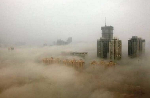 Các tòa nhà chọc trời ở thủ đô Bắc Kinh Trung Quốc bị bao vây bởi khói bụi