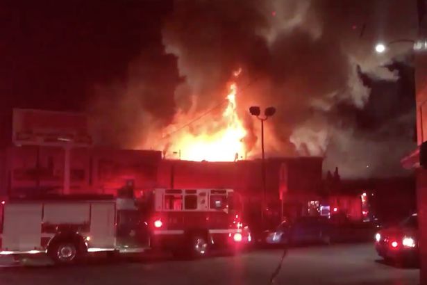 Ngọn lửa kinh hoàng bao trùm toàn bộ tòa nhà. Photo: @OaklandFireLive/Twitter)