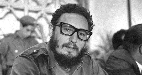 Kính cận gọng đen: Tuy Fidel Castro không quá bận tâm đến chuyện quần áo, những món đồ mà lãnh tụ Cuba khoác lên người vẫn có sức ảnh hưởng to lớn đến làng thời trang nước nhà. Điển hình là chiếc kính cận gọng đen (đôi khi là kính mắt mèo) mà ông thường xuyên sử dụng trong thời kỳ kháng chiến. Đến nay, chiếc kính vẫn là một trong những món đồ bán chạy nhất ở Cuba. Và hình ảnh ông đeo chiếc kính này vẫn được nhiều cửa hàng sử dụng như chiêu thức quảng cáo hiệu quả nhất.  