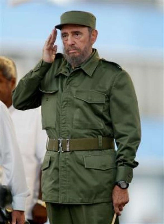 Bộ quân phục xanh: Là nhà cách mạng, lẽ dĩ nhiên món đồ được ông Fidel Castro khoác lên người nhiều nhất chính là bộ quân phục xanh đậm chất lính. Ông mặc chúng đến bất cứ đâu: buổi toạ đàm, diễn thuyết, trên chiến trường, cho đến những buổi tiếp đón các nguyên thủ quốc gia.  