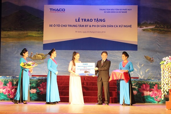 Ông Trần Bá Dương thực hiện nghi thức bàn giao xe cho bà Nguyễn Thị Hồng Lựu