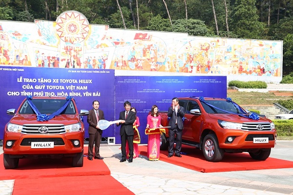 Toyota Việt Nam tặng xe Hilux cho 3 tỉnh miền núi