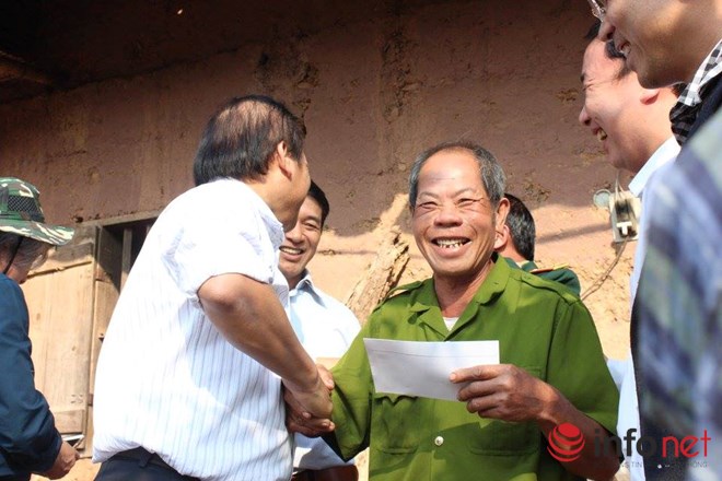 Bộ trưởng tặng quà động viên ông Nông Văn Lý, người dân sinh sống ở nơi đây từ ngày diễn ra xung đột biên giới ác liệt