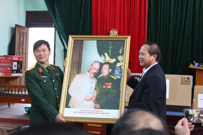 Bộ trưởng tặng Nông trường 461 (Đoàn 338) bức ảnh Bác Hồ với Đại tướng Võ Nguyên Giáp