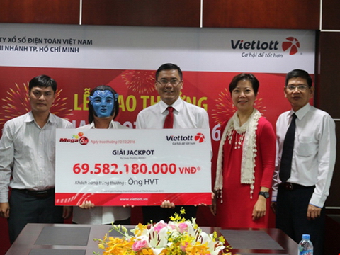 Người trúng Vietlott đội tóc giả đi nhận thưởng gần 70 tỉ đồng