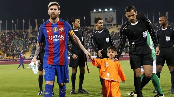còn theo chân Messi ra sân và chụp ảnh kỉ niệm cùng toàn đội Barcelona