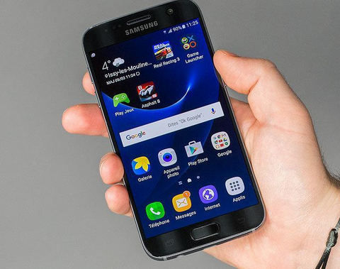 5 - Samsung Galaxy S7. Nhà cung cấp điện thoại thông minh lớn nhất trên thế giới, Samsung, không thể vắng mặt trong bảng xếp hạng này. Nhưng chúng ta cũng phải nói rằng các sản phẩm côn nghệ của Samsung không ồn ào ra mắt như của Apple, đó là lý do tại sao Galaxy S7 đứng thứ 5 trong bảng xếp hạng.
