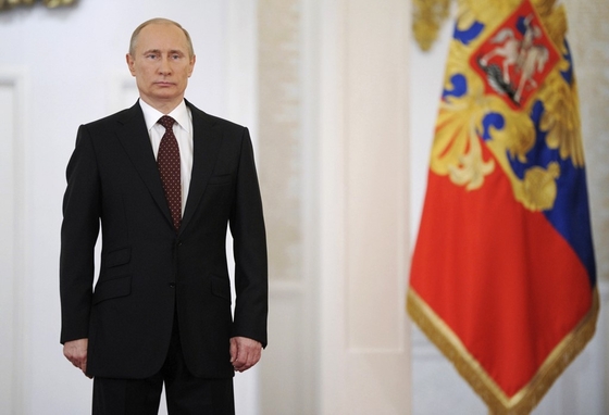 Tạp chí Forbes (Mỹ) vừa công bố bảng xếp hạng thường niên những nhân vật quyền lực nhất thế giới. Theo đó, Tổng thống Nga Vladimir Putin tiếp tục dẫn đầu danh sách này. “Từ các vấn đề nội chính đến tình hình Syria và cả cuộc bầu cử tổng thống Mỹ, nhà lãnh đạo Nga đều đạt được những điều ông mong muốn”, Forbes đánh giá về ông Putin.