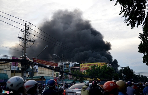 17h ngày 16/12, người đi đường qua giao lộ Quang Trung-Lê Văn Thọ, quận Gò Vấp (TP.HCM) dễ dàng nhìn thấy đám khói lớn bốc lên.