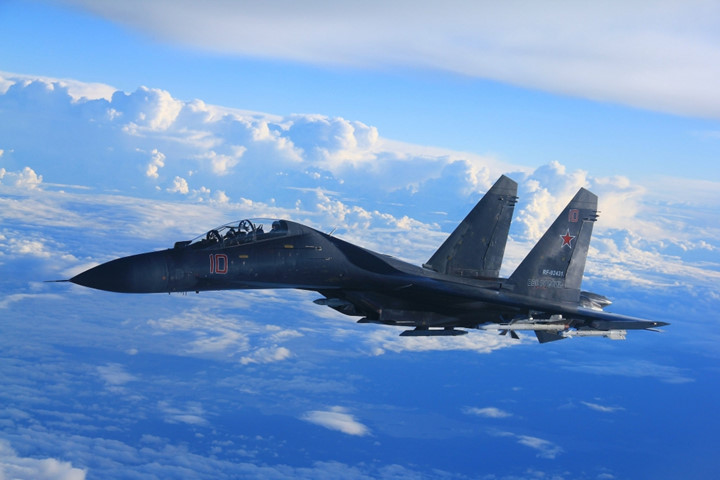 Siêu tiêm kích Su-35 có thể đạt tốc độ tối đa 2.500km/h và có tầm bay tối đa là 3.600km mà không sử dụng bình nhiên liệu dự trữ và 4.500km nếu mang theo bình nhiên liệu dự trữ và đạt trần bay 20km.