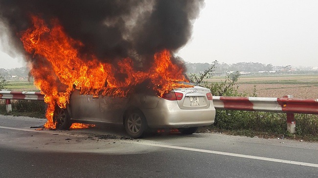 Xe Hyundai bốc cháy dữ dội gây ùn tắc dài trên đường Hà Nội