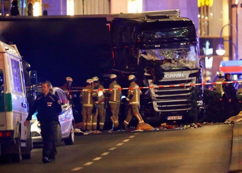 Tổ chức khủng bố khét tiếng mang tên Nhà nước Hồi giáo tự xưng (IS) được cho là đã lên tiếng nhận trách nhiệm về vụ tấn công khủng bố đẫm máu nói trên. Vụ tấn công này khiến người ta nhớ đến vụ khủng bố ở Nice của Pháp hồi tháng Bảy.