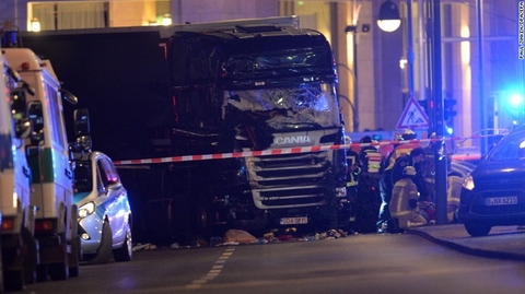 Thủ tướng Đức Angela Merkel đã được Bộ trưởng Nội vụ Đức và thị trưởng Berlin thông báo tình hình..