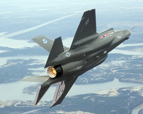 Tuy nhiên, dự án phát triển F-35 cũng là dự án vũ khí gây tranh cãi nhất, là dự án vũ khí đắt đỏ nhất lịch sử nước Mỹ và cũng trục trặc nhất.