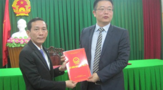 Ông Võ Thành Thống (trái), Chủ tịch UBND TP.Cần Thơ trao giấy chứng nhận đầu tư cho doanh nghiệp Trung Quốc