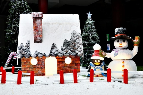 Ngay khi bước chân qua cổng chào lộng lẫy với dòng chữ Happy New Year, du khách sẽ check – in bên cây thông Noel phủ tuyết trắng xóa, được trang hoàng bởi những chùm chuông xanh đỏ rực rỡ sắc màu, cùng với ông già Noel và người tuyết ngộ nghĩnh. 